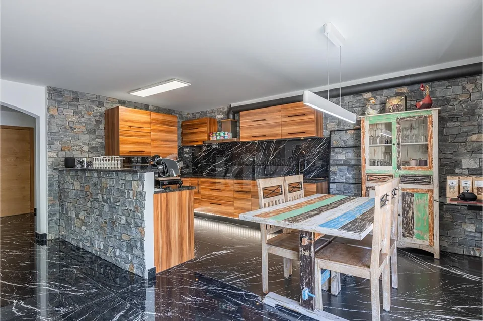 Schönes Apartment mit Terrasse und Bergblick