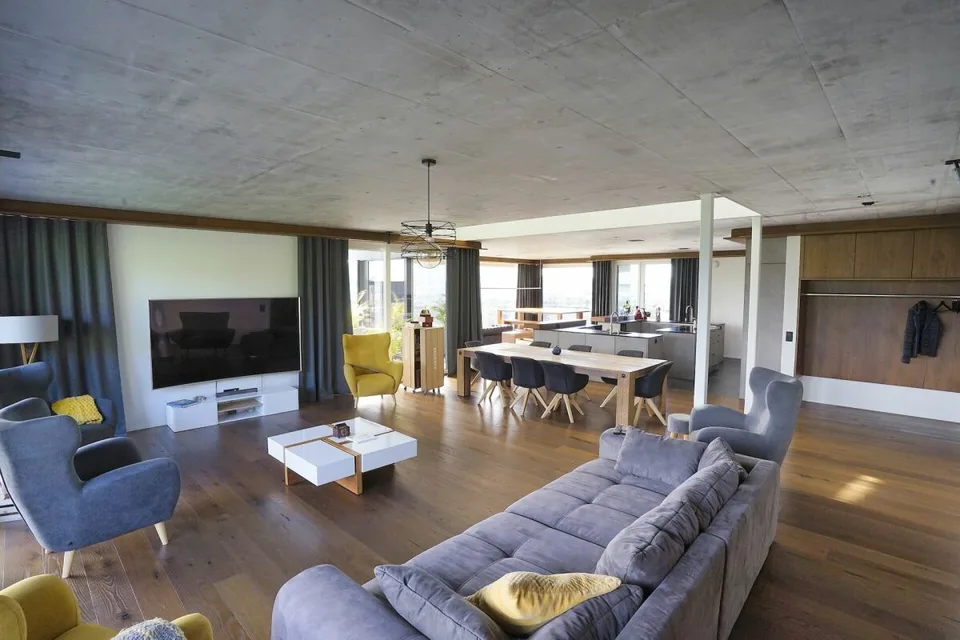 EINZIGARTIGES TERRASSENHAUS MIT POOL, WEITSICHT UND HÖCHSTEM WOHNKOMFORT