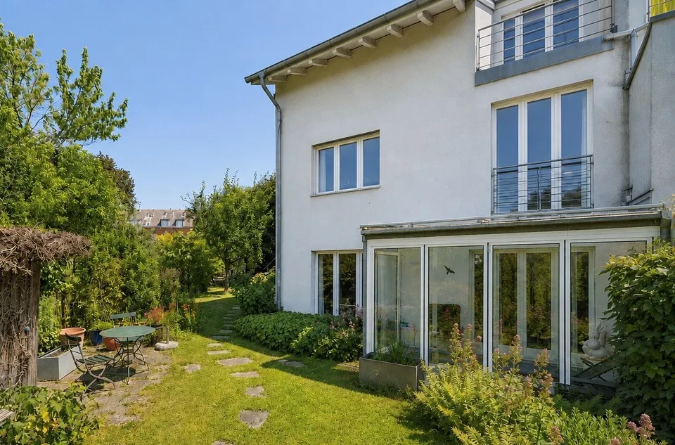 Stilvolles Einfamilienhaus mit Gartenidylle an attraktiver Lage