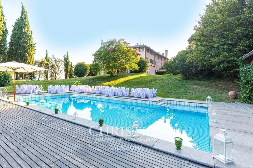 Villa di lusso con grande parco e interni storici a Biella