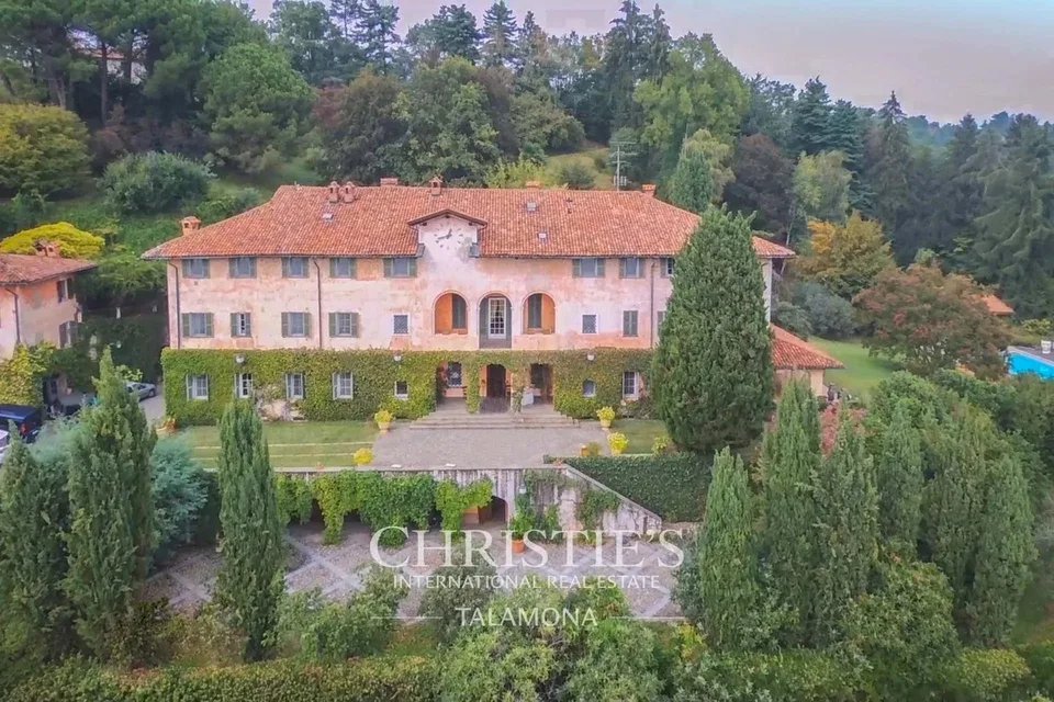 Luxusvilla mit großem Park und historischen Innenräumen in Biella