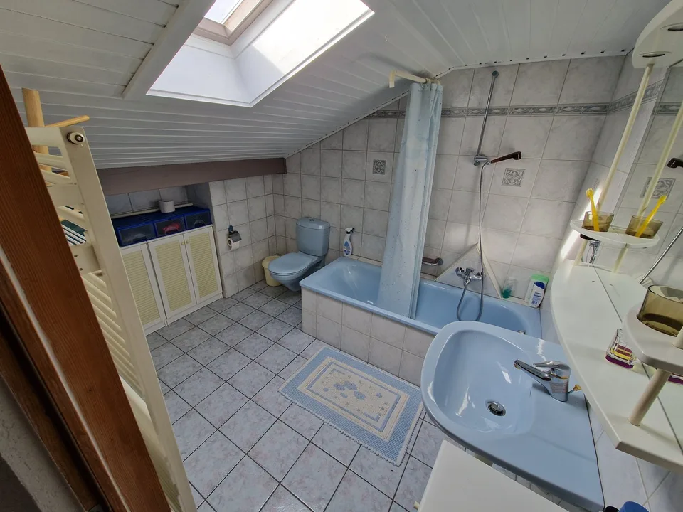 Einfamilienhaus 5.5 Zimmer mit Garten, Terrasse und Garagen – ruhige Lage in Delémont – Foto 9 von 11