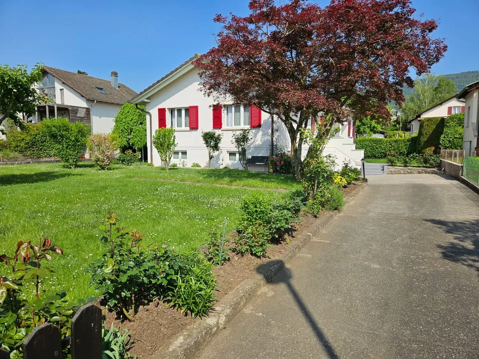 Maison individuelle 5.5 pièces avec jardin, terrasse et garages – quartier calme à Delémont