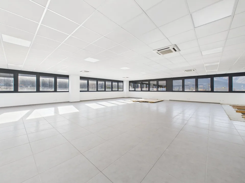 GRANDE SUPERFICIE COMMERCIALE AL PRIMO PIANO – foto 11 di 26