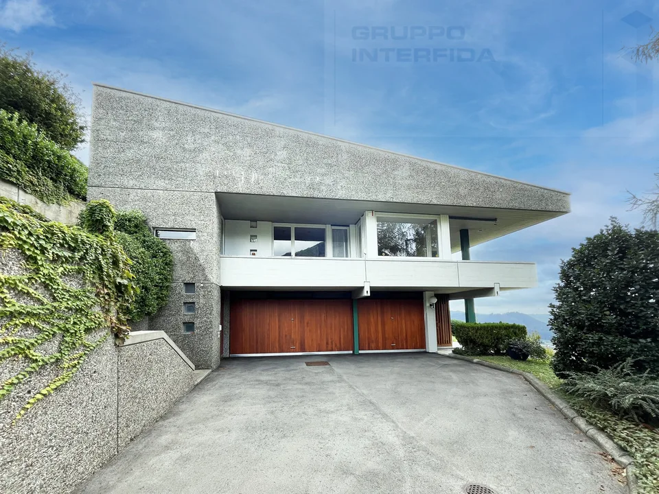 VILLA CONTEMPORANEA CON PISCINA