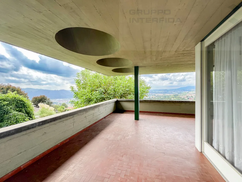 VILLA CONTEMPORANEA CON PISCINA – foto 12 di 13