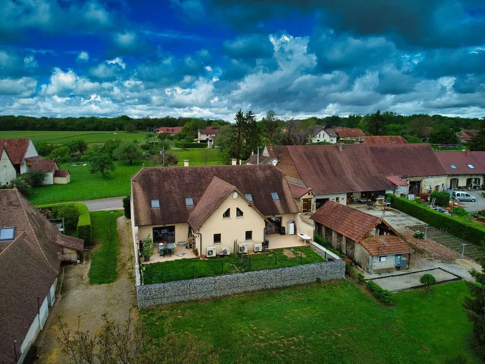 Zu verkaufen - Immobilienensemble aus zwei Reihenhäusern - Relans (Jura)