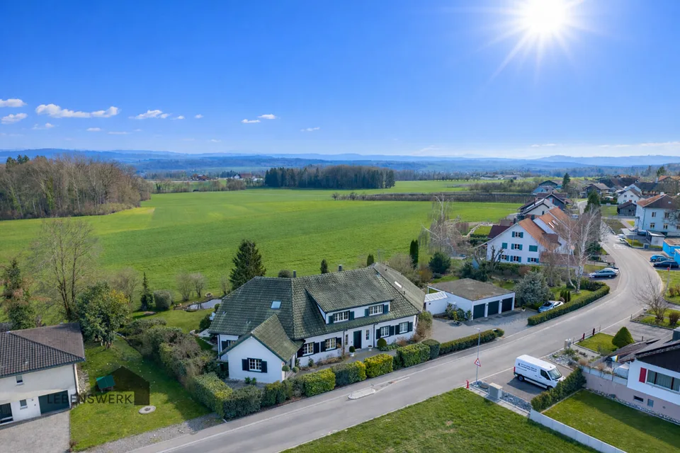 Villa de campagne de luxe avec jardin de style parc  Vie exclusive au centre du village