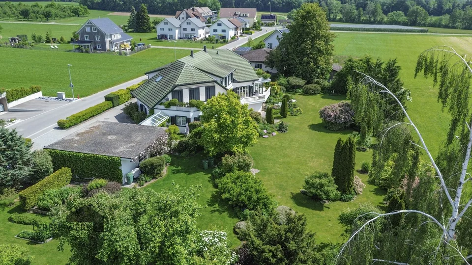 Villa de campagne de luxe avec jardin de style parc  Vie exclusive au centre du village