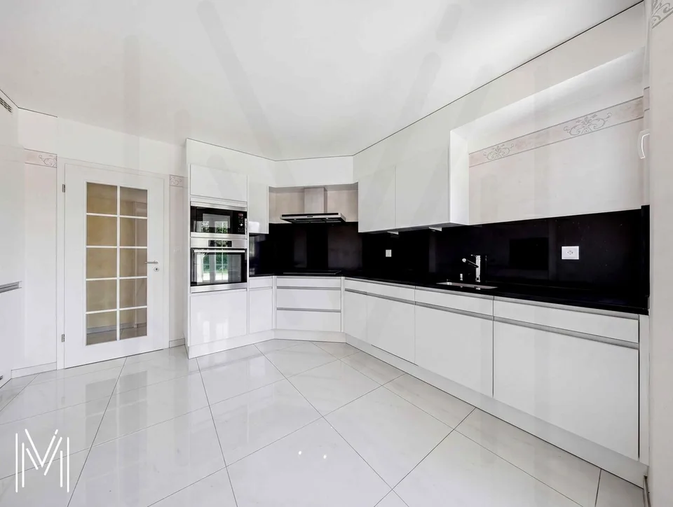 Außergewöhnliche 6,5-Zimmer-Villa in einer ruhigen Wohngegend mit außergewöhnlichem Blick!