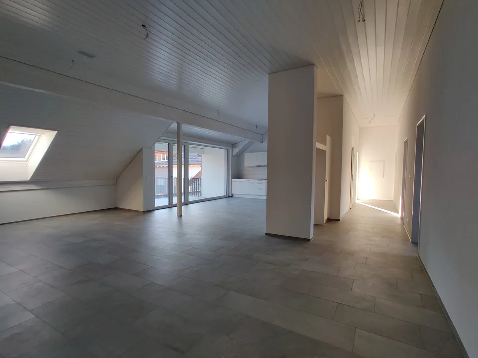 Appartement spacieux et lumineux de 4½ pièces sous les toits