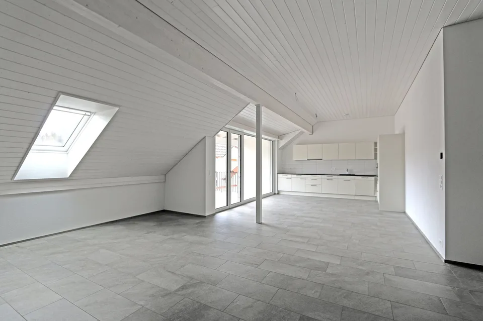 Appartement spacieux et lumineux de 4½ pièces sous les toits