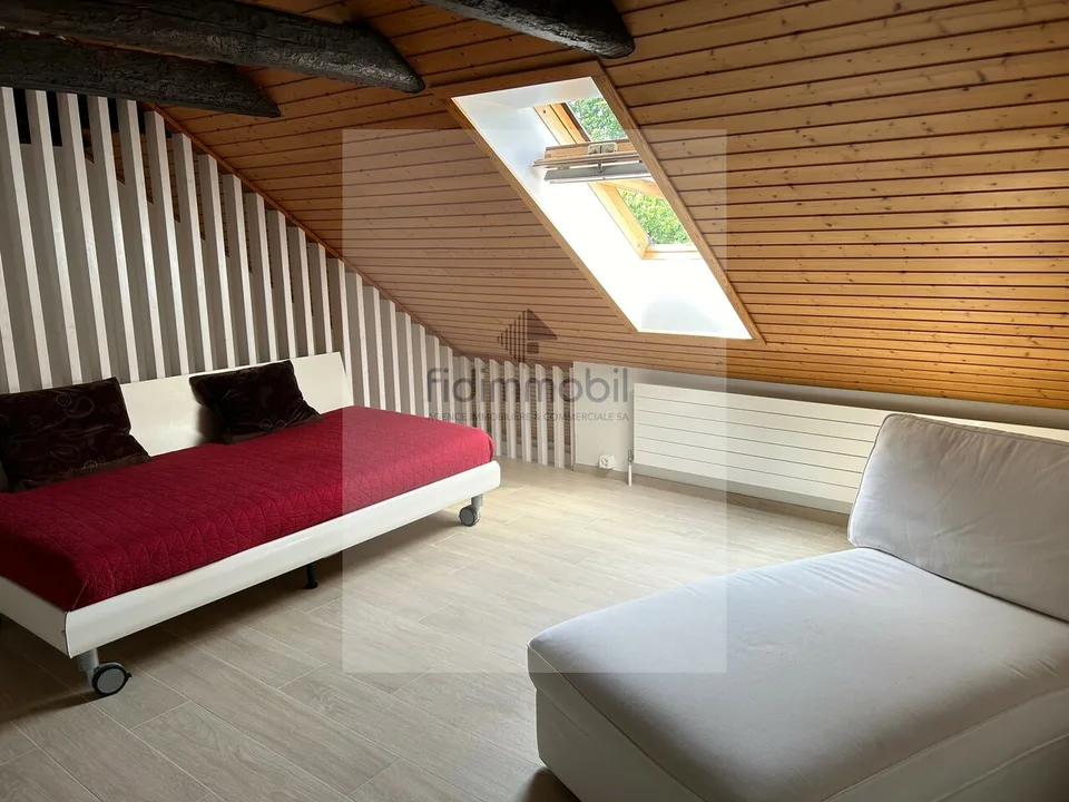 Schönes teilweise renoviertes Apartment in einem Dorfhaus