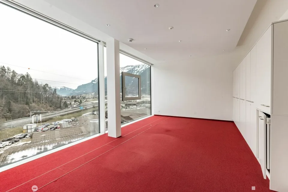 Moderne, grossflächige Büro- & Gewerbefläche in Matten