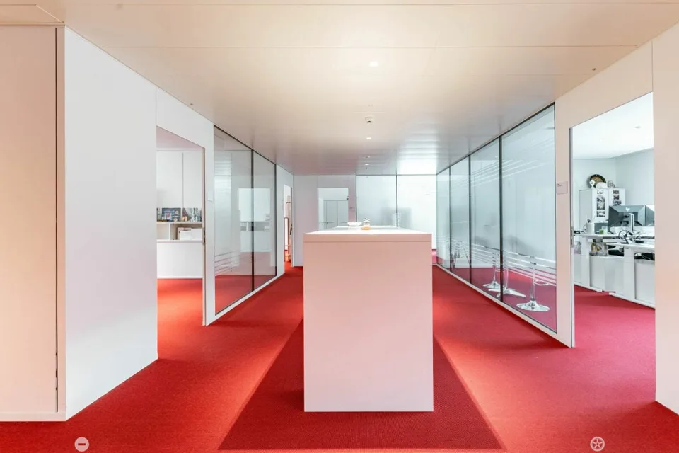 Moderne, grossflächige Büro- & Gewerbefläche in Matten