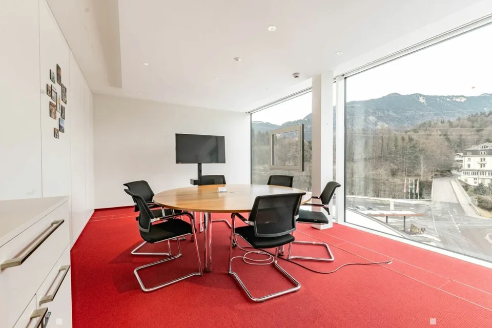 Moderne, grossflächige Büro- & Gewerbefläche in Matten