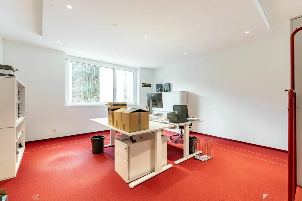 Moderne, grossflächige Büro- & Gewerbefläche in Matten