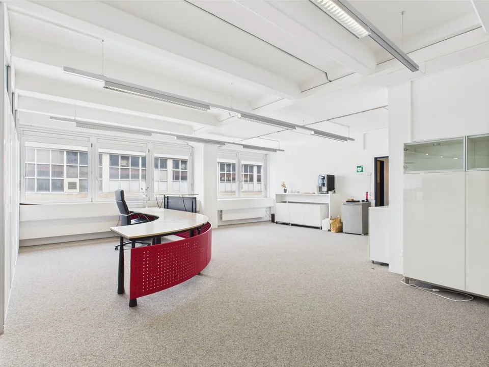 350m2 helle Gewerbefläche mit integrierten Büros