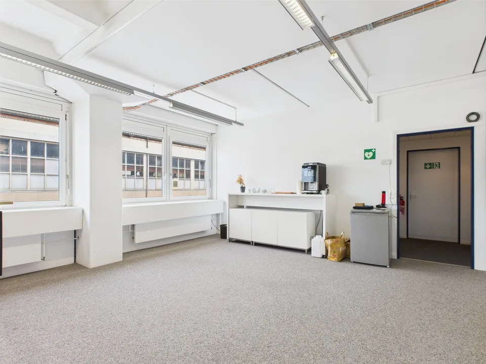 350m2 helle Gewerbefläche mit integrierten Büros