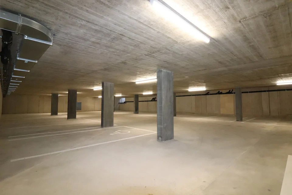 Einstellhallenplätze in Reinach zu vermieten - auch mit E-Ladestation verfügbar