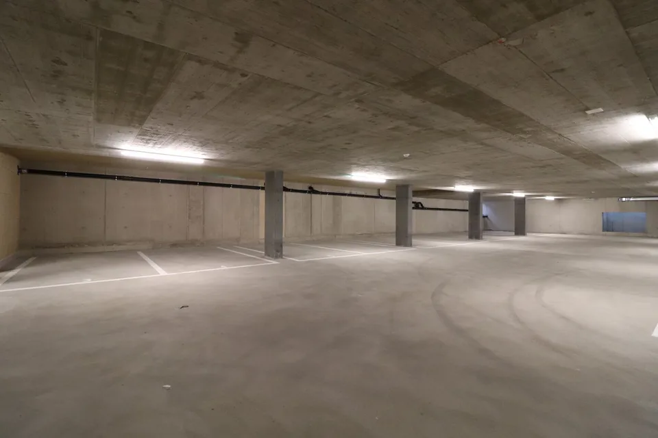 Einstellhallenplätze in Reinach zu vermieten - auch mit E-Ladestation verfügbar