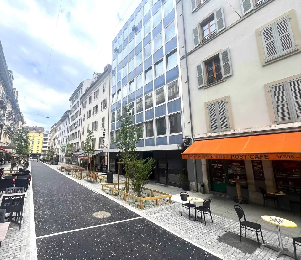 Emplacement stratégique : arcade de 100m² en plein cur d'une zone passante