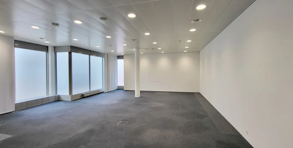 Frequently visited ground floor retail space directly next to the post office! – photo 7 of 12