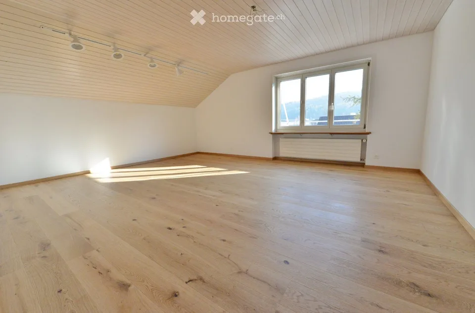 4, 5 - Stanze appartamento a mansarda / Balcone / Garage / Parcheggi