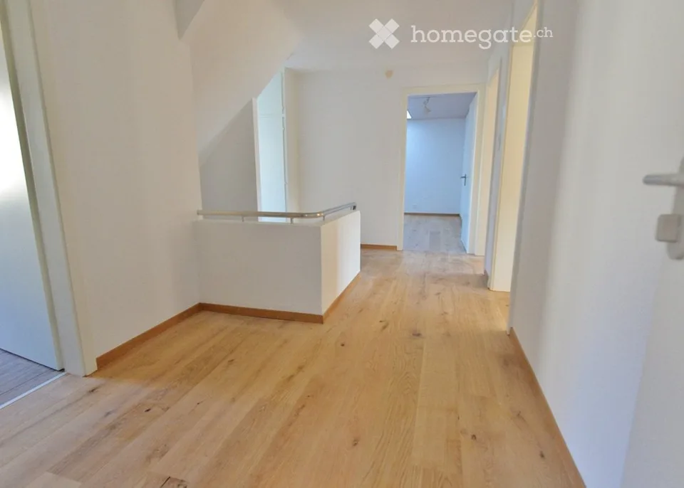 4, 5 - Stanze appartamento a mansarda / Balcone / Garage / Parcheggi