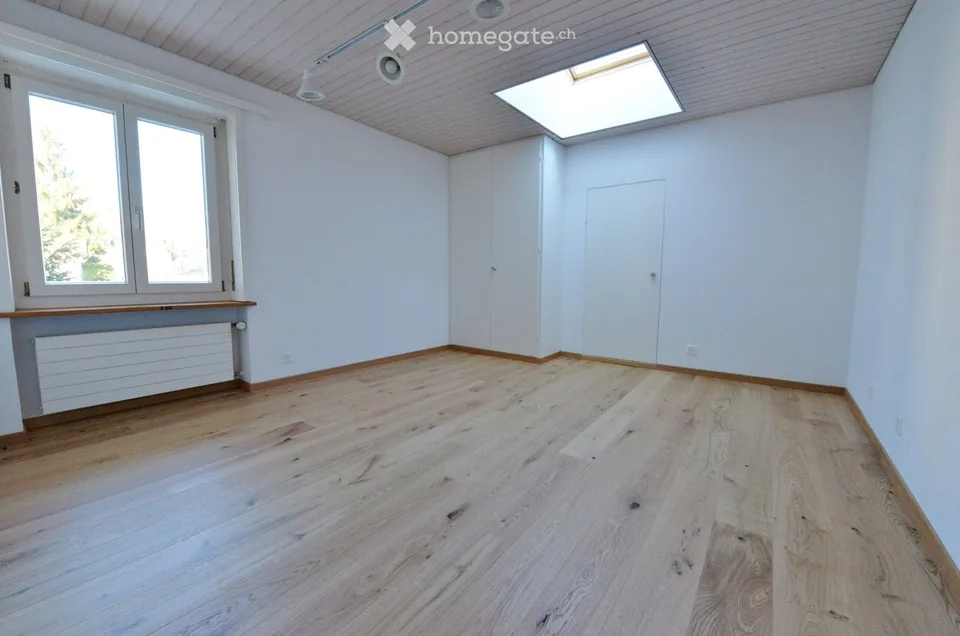 4, 5 - Stanze appartamento a mansarda / Balcone / Garage / Parcheggi