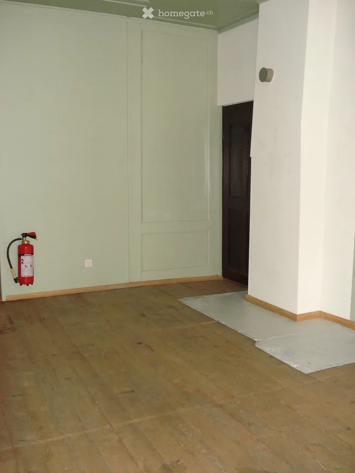 Negozio / Ufficio con area coperta antistante in posizione centrale nella città vecchia di Laupen