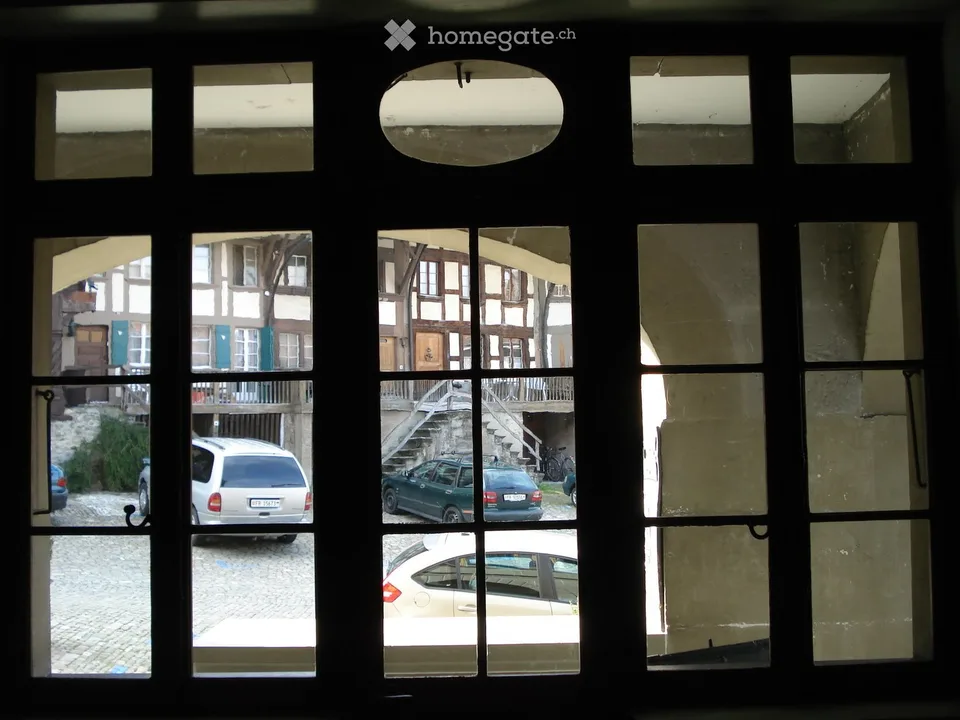 Negozio / Ufficio con area coperta antistante in posizione centrale nella città vecchia di Laupen