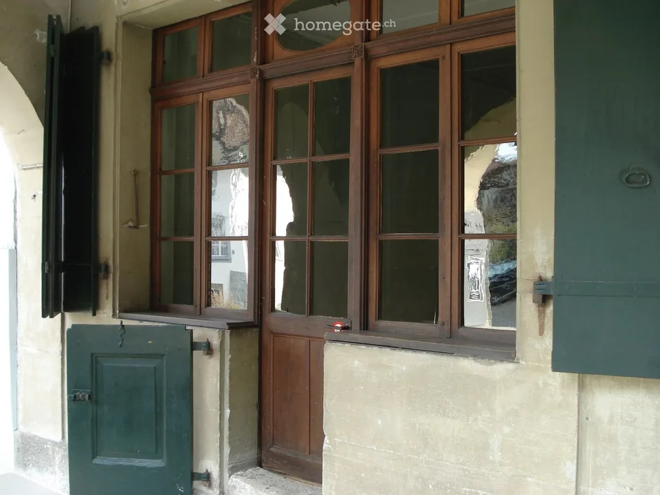 Ladenlokal / Büro mit Laubenvorplatz an zentraler Lage in der Altstadt von Laupen