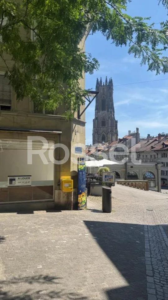 Commercial space of approx. 101.5 m2 on the ground floor with a showcase