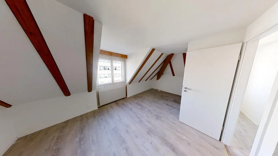 Appartamento duplex in mansarda di edificio storico ristrutturato sul viale: 500m fino a Costanza, 700m fino alla stazione