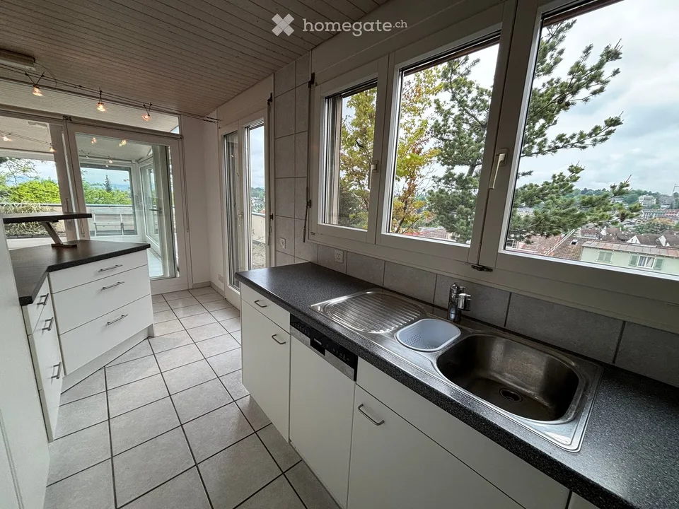 Incantevole appartamento mansardato di 2,5 locali con balcone e vista splendida a Binningen