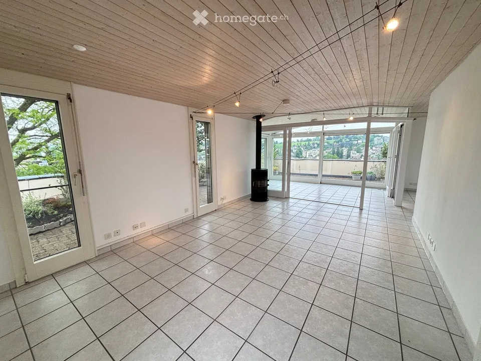Incantevole appartamento mansardato di 2,5 locali con balcone e vista splendida a Binningen