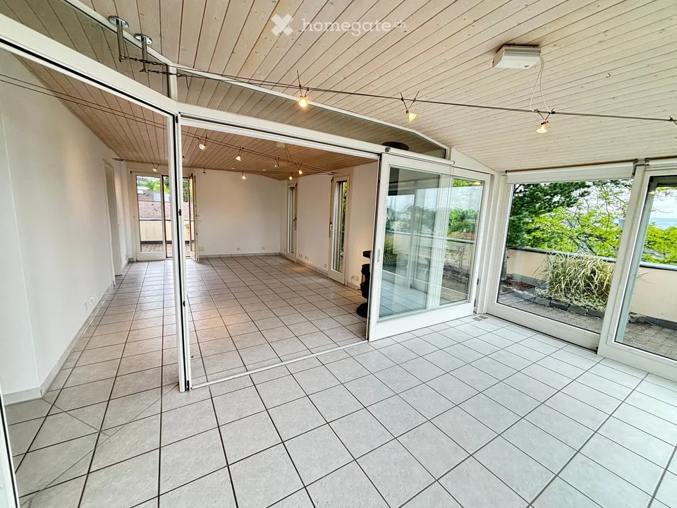 Incantevole appartamento mansardato di 2,5 locali con balcone e vista splendida a Binningen