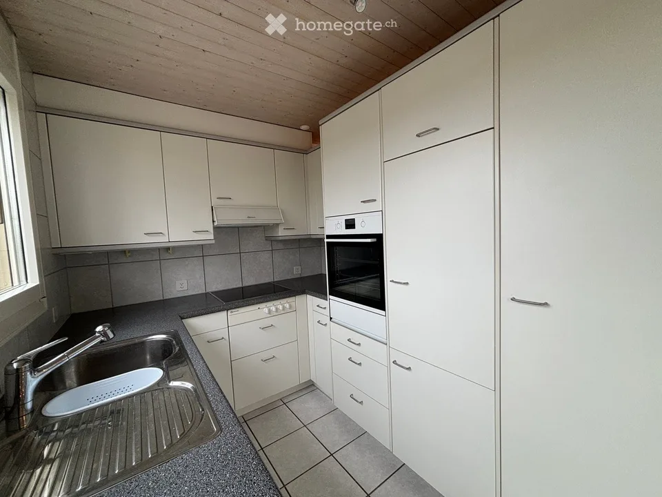 Incantevole appartamento mansardato di 2,5 locali con balcone e vista splendida a Binningen
