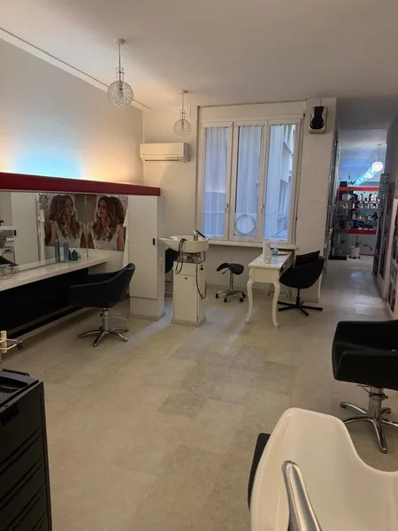 Verkaufsfläche (ideal als Friseursalon/Schönheitsstudio/Büro)