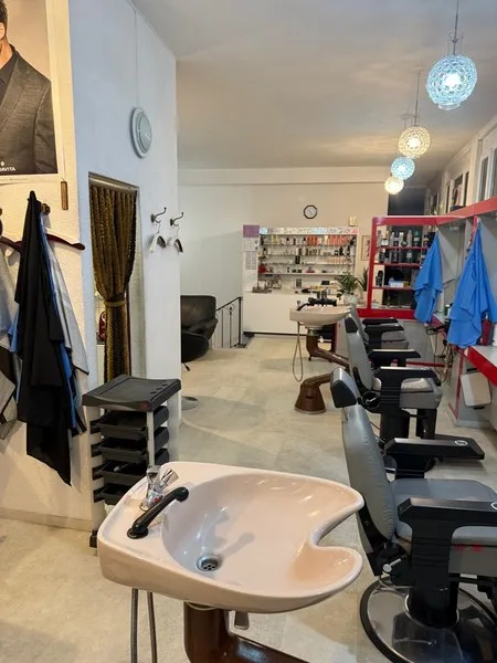 Verkaufsfläche (ideal als Friseursalon/Schönheitsstudio/Büro)
