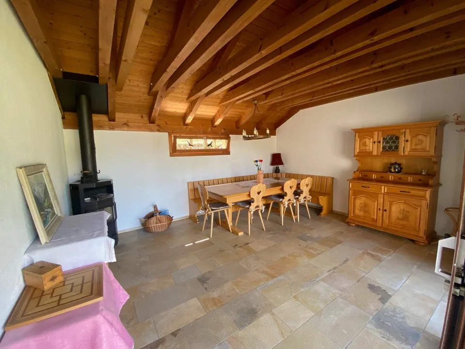 Casa unifamiliare con sala hobby aggiuntiva e casetta da giardino
