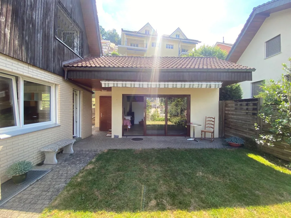 Casa unifamiliare con sala hobby aggiuntiva e casetta da giardino