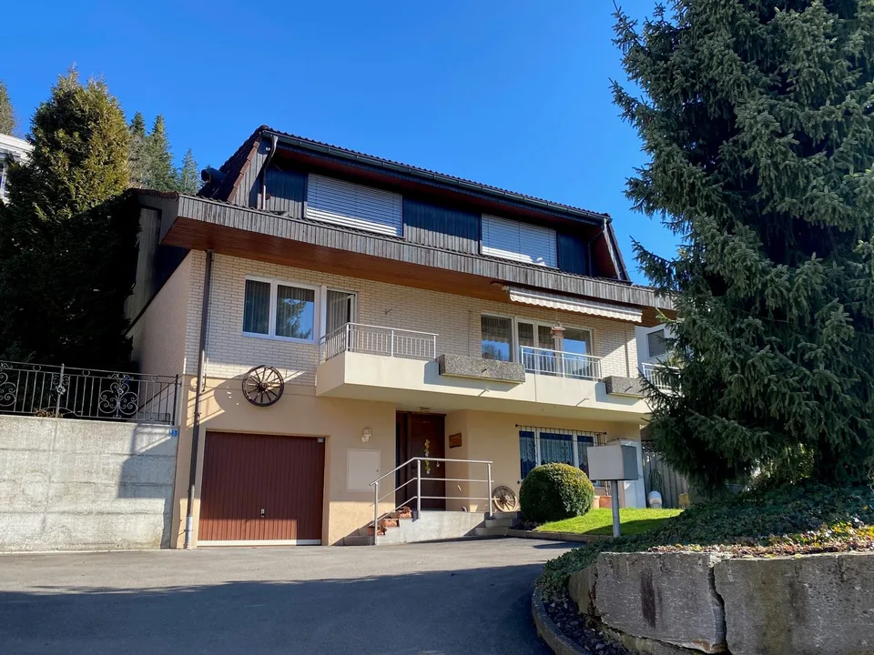 Casa unifamiliare con sala hobby aggiuntiva e casetta da giardino