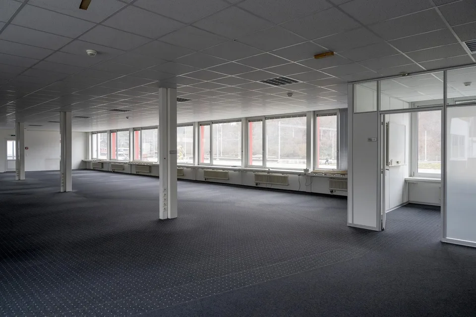 Showroom con spazi per uffici alla stazione di Koblenz
