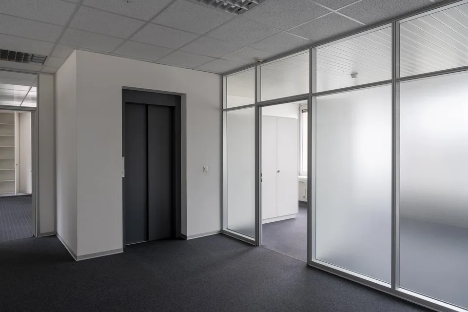 Showroom con spazi per uffici alla stazione di Koblenz
