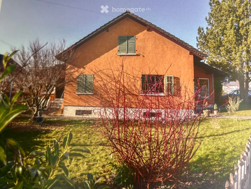 Freistehendes Einfamilienhaus mit grossem Garten