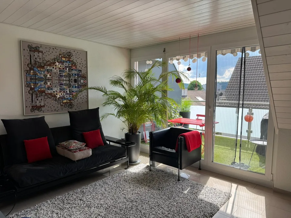 Moderne 3-Zimmer-Dachwohnung mit Balkon in Wettingen