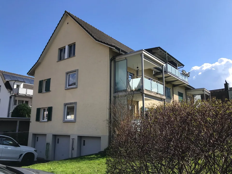 Moderne 3-Zimmer-Dachwohnung mit Balkon in Wettingen