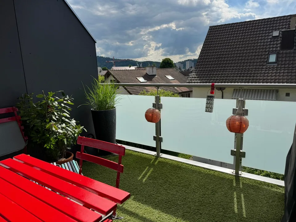 Moderne 3-Zimmer-Dachwohnung mit Balkon in Wettingen